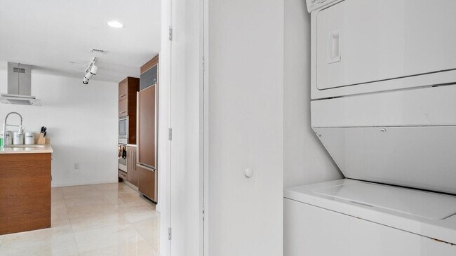 Building Photo - 475 Brickell Ave