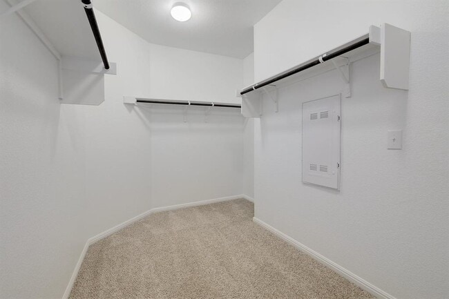 Building Photo - 105 Brunnen Wy
