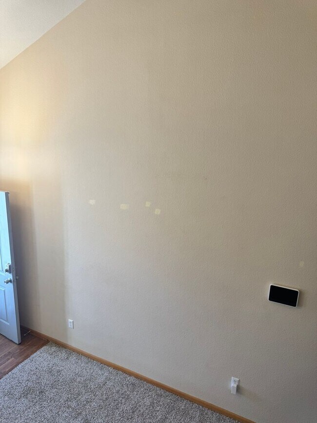 Building Photo - Charming 5 Bedroom