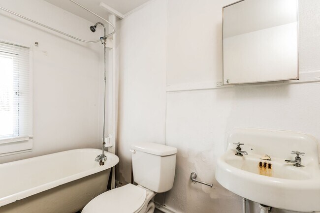 Building Photo - 215-217-217 Warren Dr