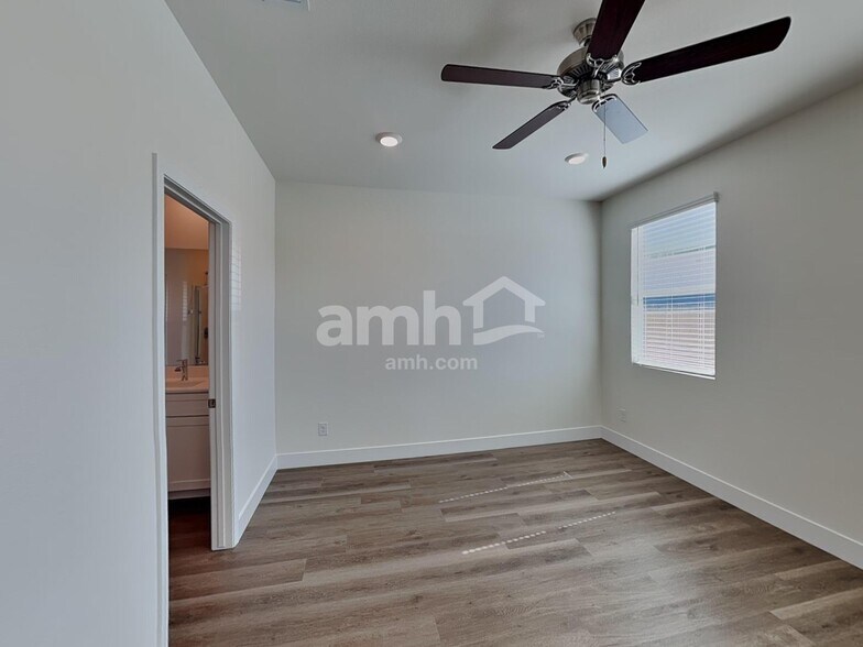 Building Photo - 874 English Primrose St