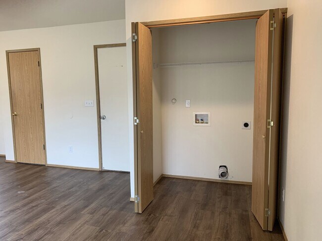 Building Photo - 3 bedroom, 2 1/2 bath home in quiet Scappo...