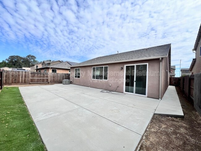 Building Photo - 6692 E Cambridge Ave