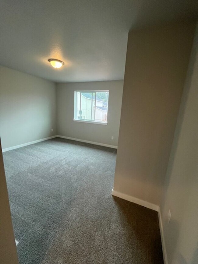 Building Photo - Brand New & Beautiful 2025 Holt Home !  Wa...