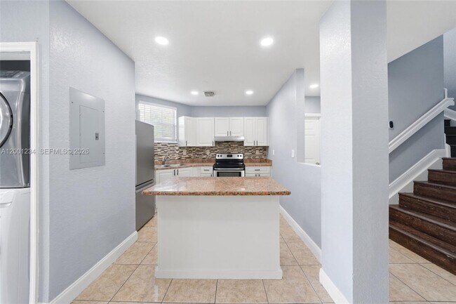 Building Photo - 902 SW 8th Pl