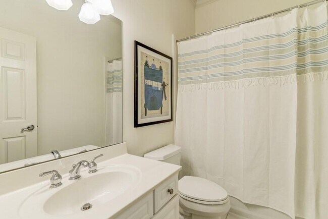 Building Photo - 704 Longleaf Dr NE