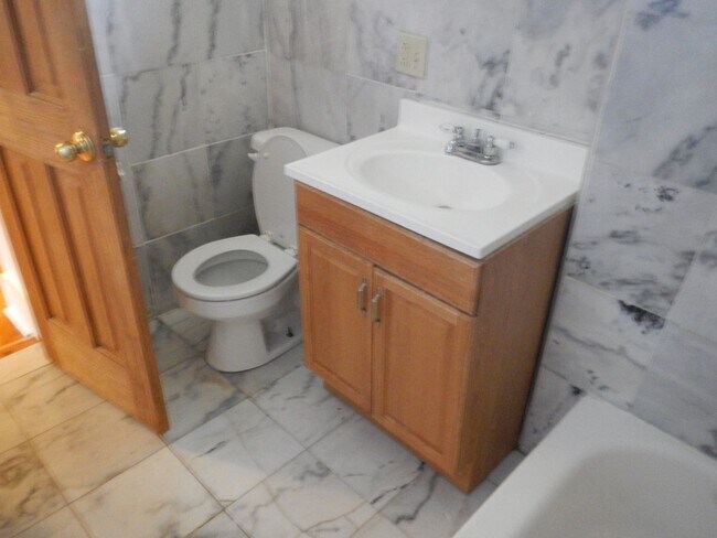 Building Photo - AVAILABLE 8/1/26 Unique Third Floor Apartment