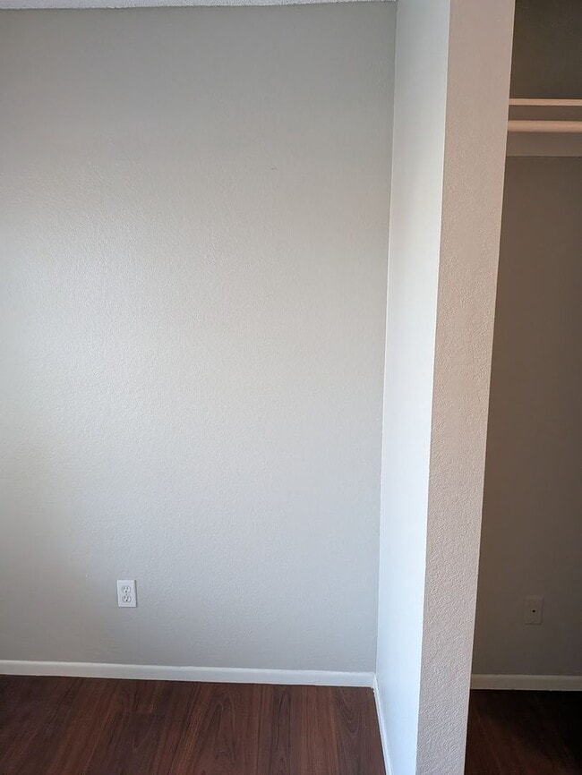 Building Photo - Mira Mesa Apartment New Salem