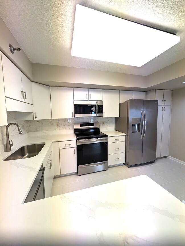 Building Photo - 7505 River Rd