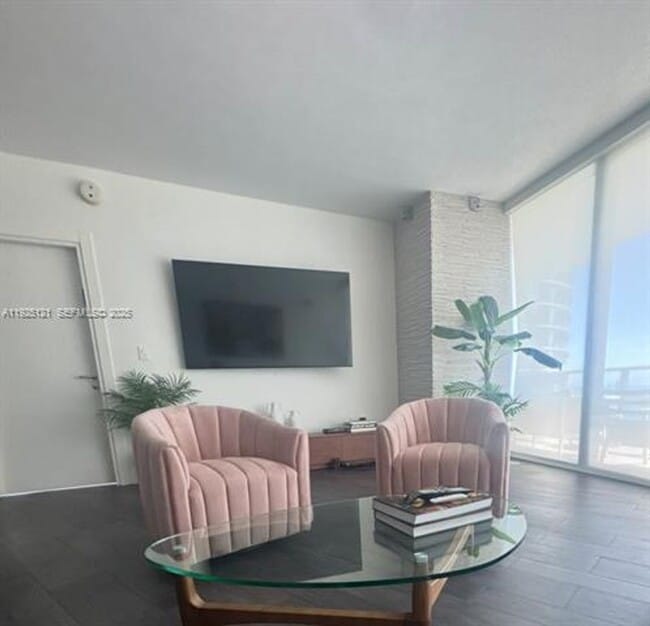 Building Photo - 200 Biscayne Blvd Way