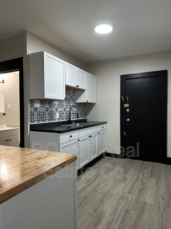 Building Photo - 98-100-100 N Hague Ave