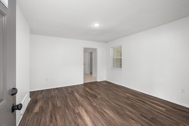 Building Photo - 3 bedroom, 2 bath recently updated in Horn...