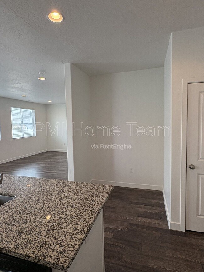 Building Photo - 1616 W Parkview Dr