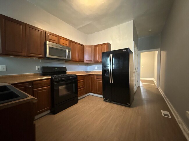 Building Photo - Spacious 4 Bedroom House in Baltimore