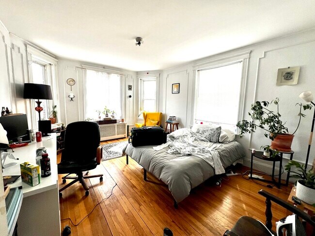 Primary Photo - 74 Babcock St