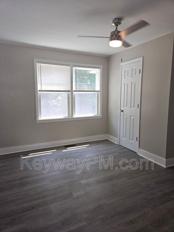 Building Photo - 302 Crystal Lake Dr