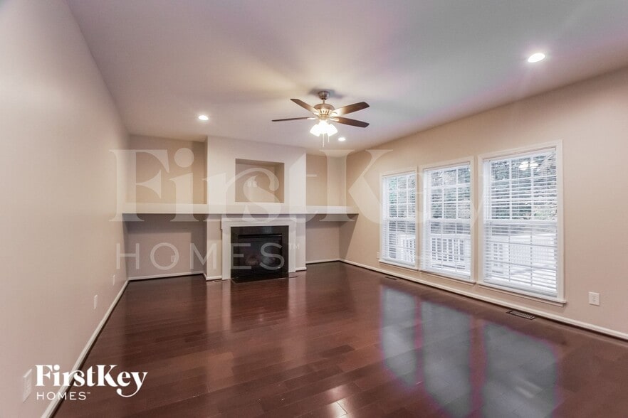 Building Photo - 2336 Equestrian Dr