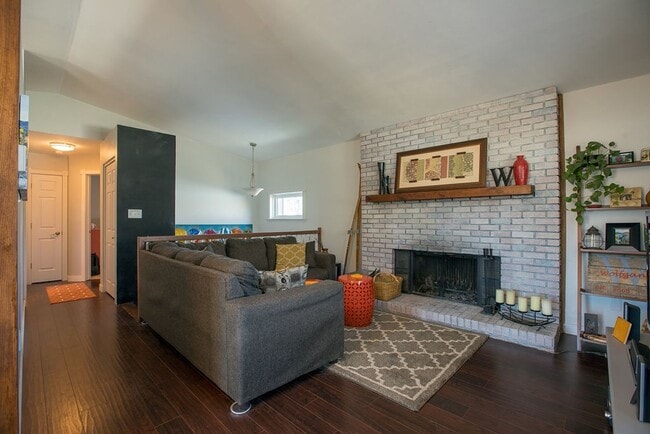 Building Photo - Charming 3-Bedroom Home on a Spacious Corn...