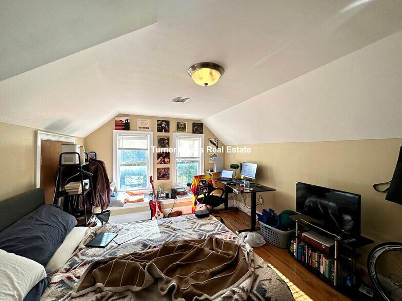 Building Photo - 44 Hillside St