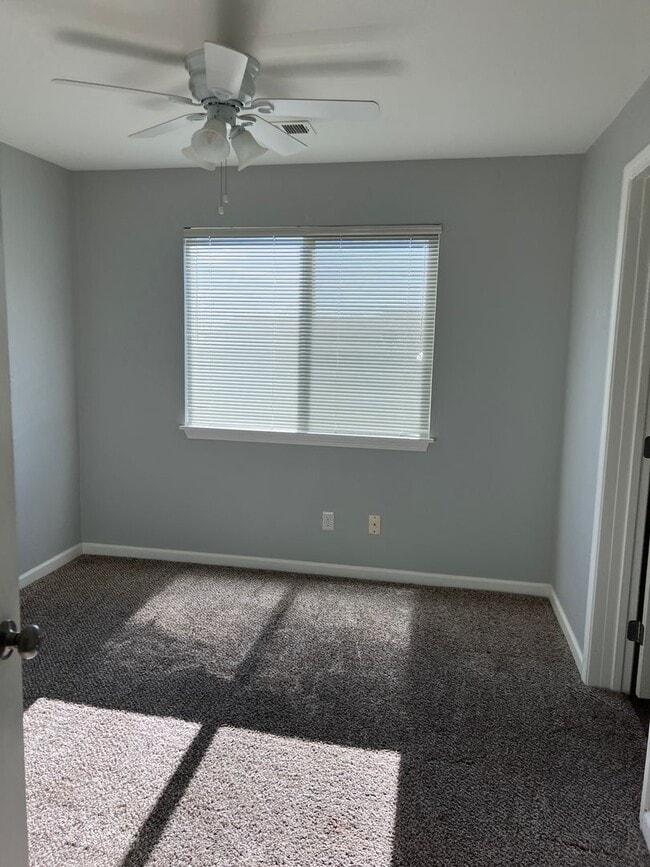 Building Photo - 2 bedroom, 1 bathroom home located in the ...