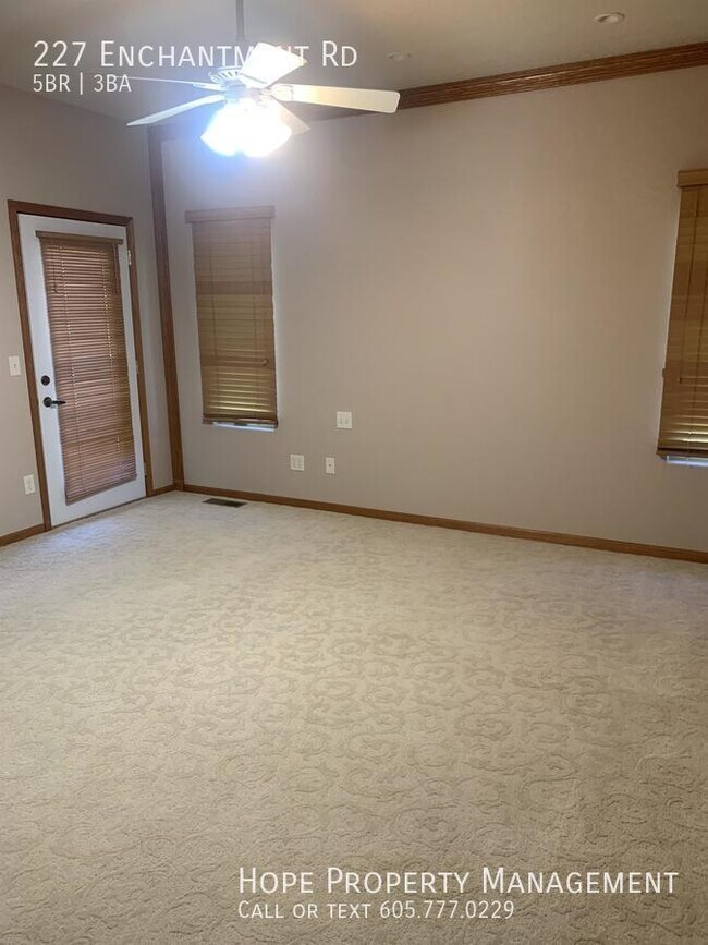 Building Photo - 227 Enchantment Rd