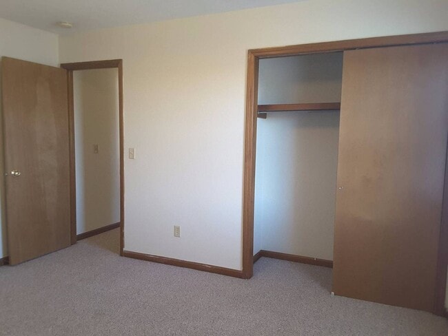 Building Photo - 213 Stonewall Ct