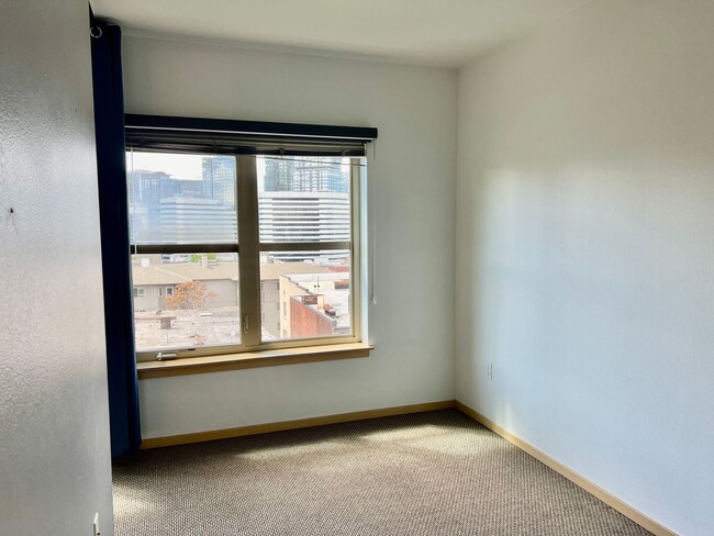 Building Photo - Top Floor Open one bedroom and amazing vie...