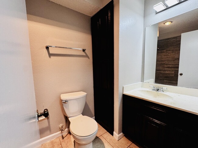 Building Photo - 2 bed, 2 bath, 2 Car Garage, 1-story
