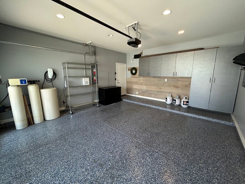 Building Photo - 2315 E Pinchot Ave