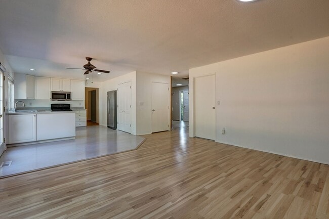 Building Photo - 4-bedroom 2.5 bath on cul-de-sac in Kirkland