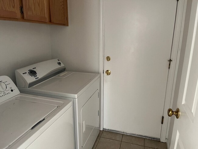 Building Photo - Cozy  Home