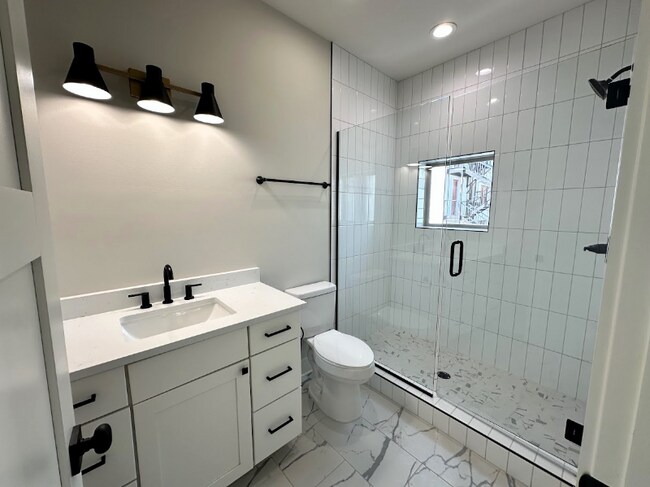 Building Photo - 9 Walnut St NE