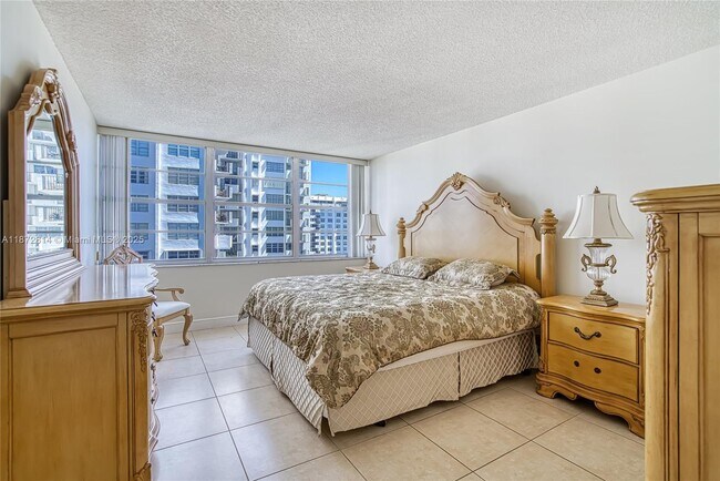 Building Photo - 18051 Biscayne Blvd
