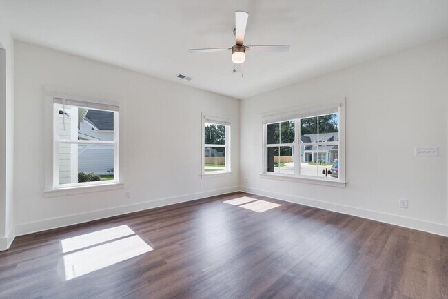 Building Photo - Primary bedroom on main level with bonus l...