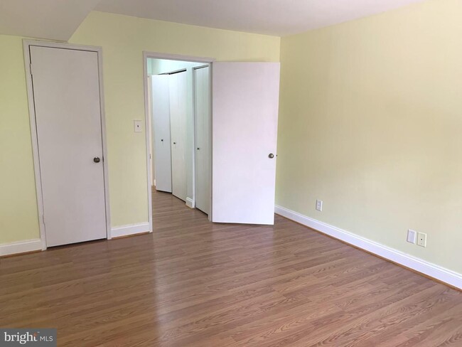 Building Photo - Beautiful upgraded ground level 1 bedroom ...