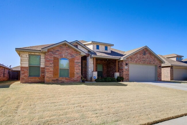 Building Photo - Immaculate newer 4/3/2 1/2 block from Quin...