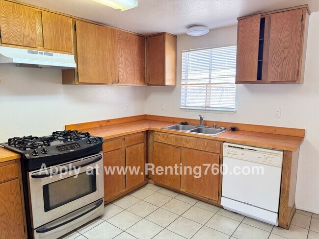 Building Photo - Spacious 2 Bed 1 Bath Home With Indoor Lau...
