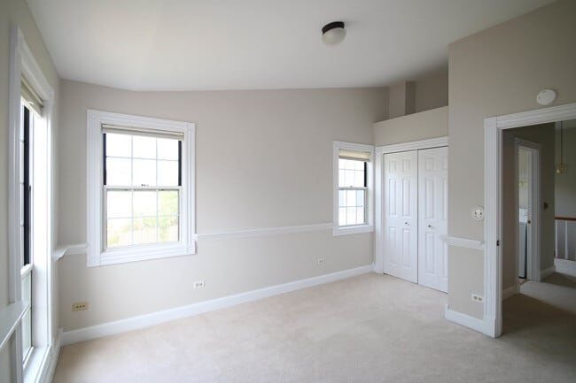 Building Photo - 648 W Parkside Dr