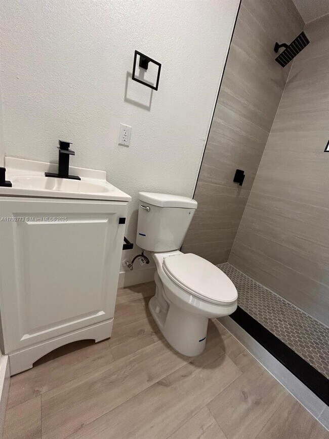 Building Photo - 2 bedroom in Dania FL 33004