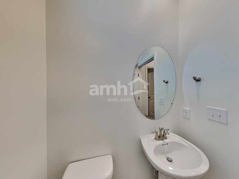 Building Photo - 5223 Valor Dr