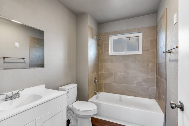 Building Photo - 2072 Oriole Rd