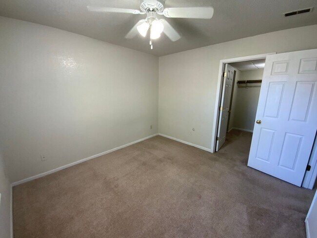 Building Photo - 3 Bedroom 2 Bathroom Duplex