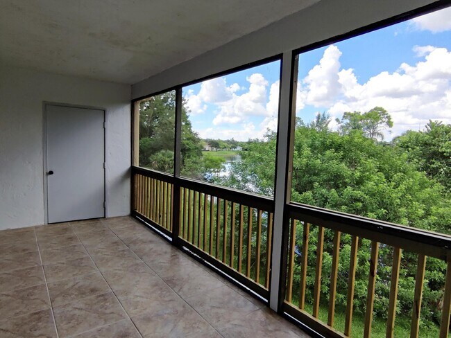 Building Photo - 1506 Lakeview Dr E