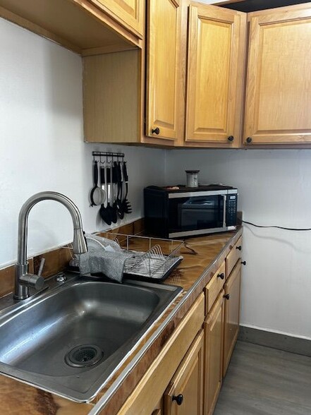 Building Photo - 214 Oak St