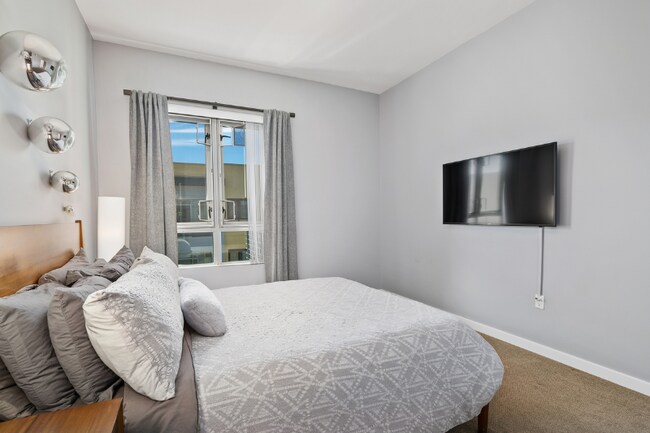 Building Photo - 889 Date St