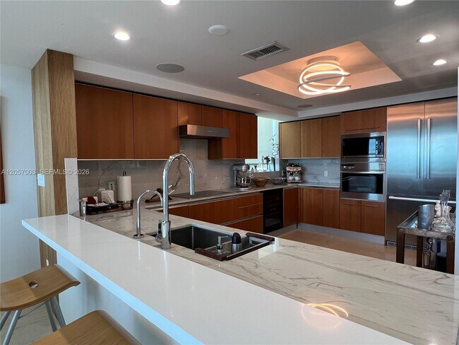 Building Photo - 1331 Brickell Bay Dr