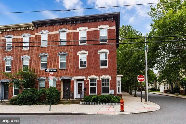 Building Photo - 1318 Bainbridge St