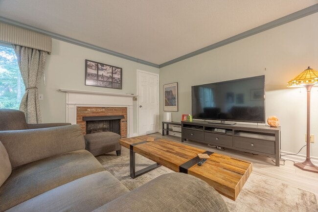 Building Photo - Spacious 2 Bedroom Townhouse in Tunxis Vil...