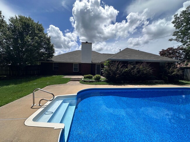 Building Photo - Pool!