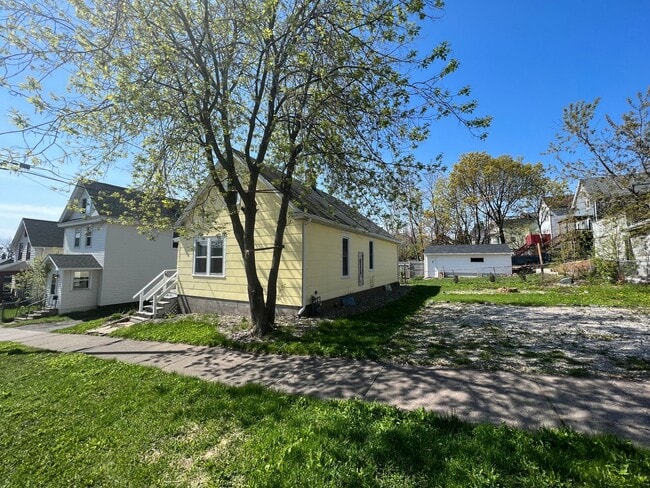Building Photo - AVAILABLE July - Perfect 2 Bed 1 Bath In Hillside Neighborhood
